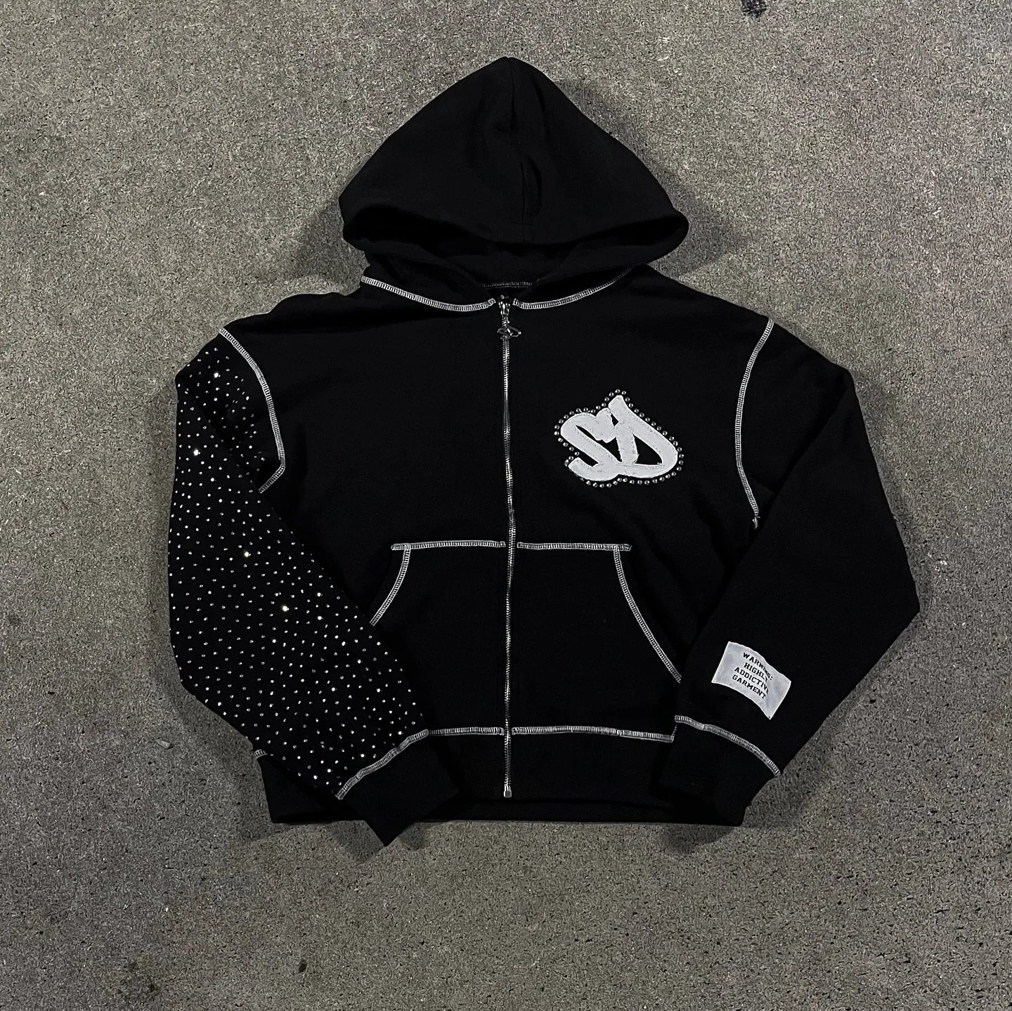Harajuku Plum-Embroidered Oversized Hoodie – Retro Y2K Gothic Style and Effortless Comfort for the Modern Gentleman